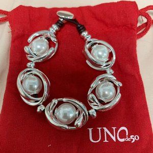 Uno de 50 Double Moon Silver Plated Leather Bracelet 5 Pearls 19cm